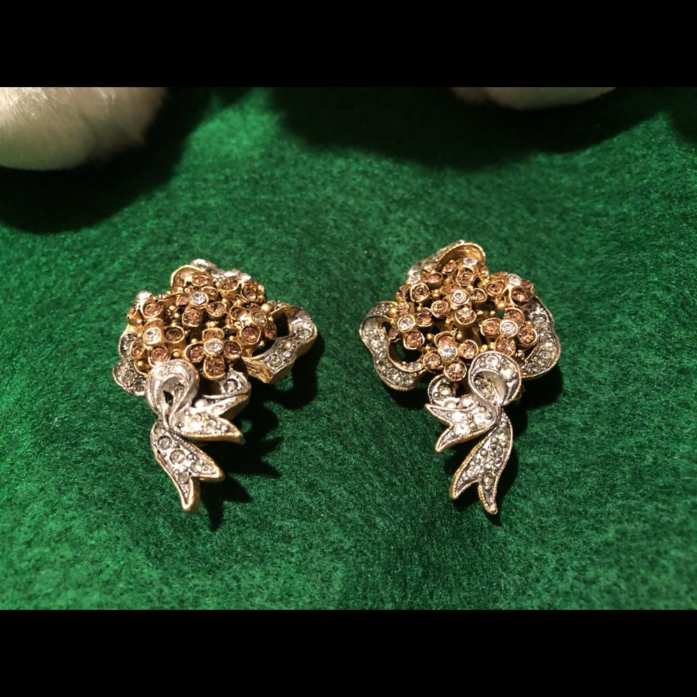 Vintage Beautiful Clip-on Earrings-Lots of Sparkle